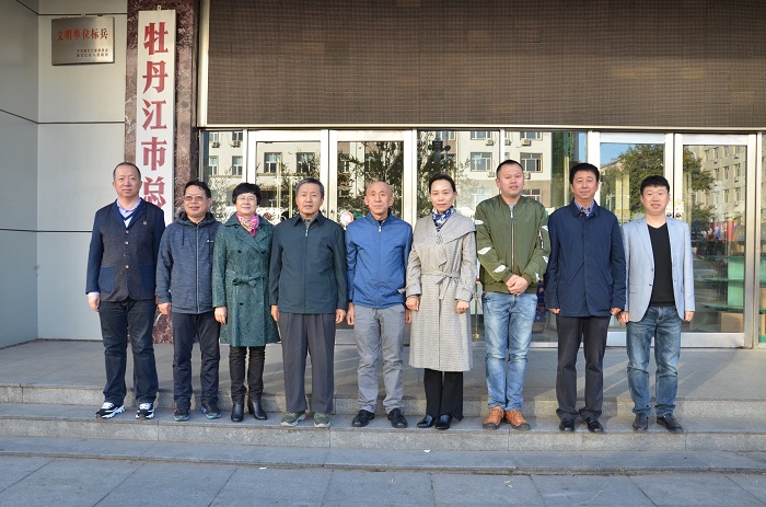 歡送全總十七大代表鄒國(guó)麗進(jìn)京參會(huì)